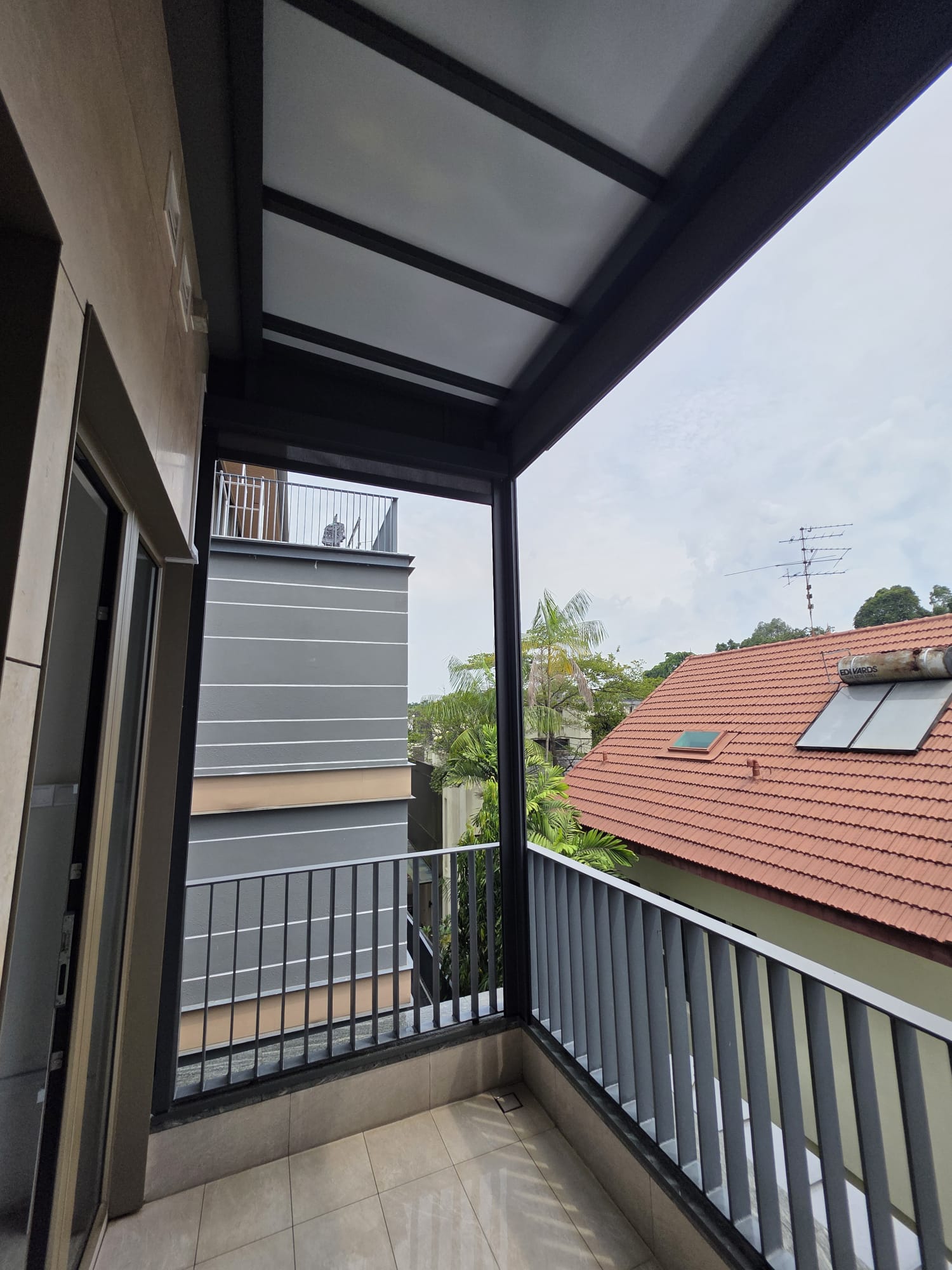 aluminium composite roof with 2 x motorised zipblind 1